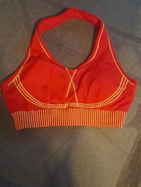Women’s Red Seamless Racerback Sports Bra